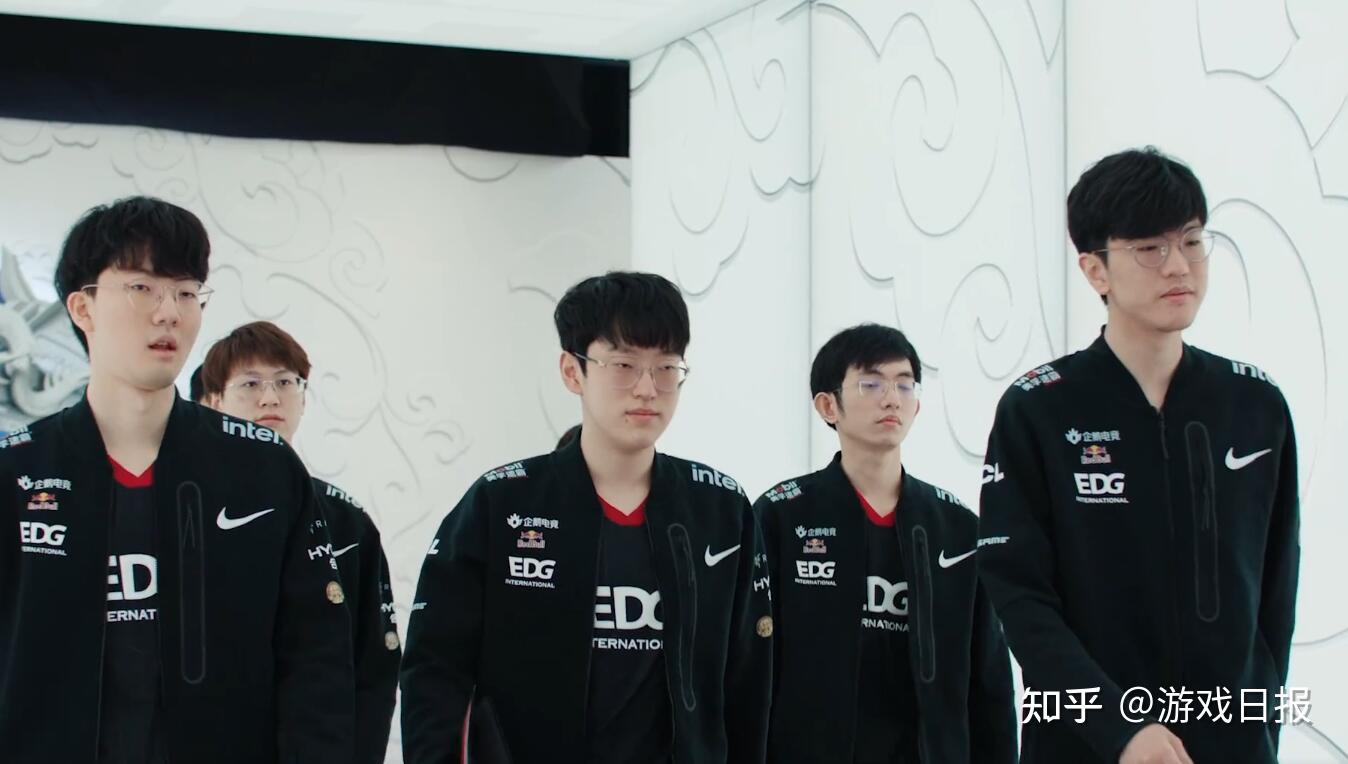 洲足球的发 洲足球的发